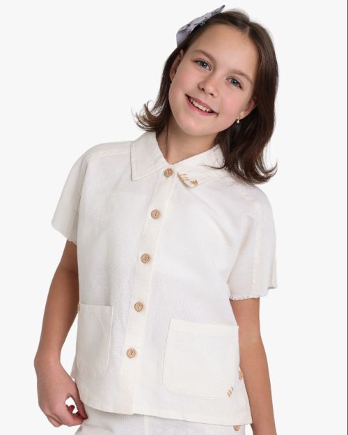 Girls off-white linen-blend short sleeve button-up shirt with wood-tone buttons and patch pocket 4 yrs Front | Locafy